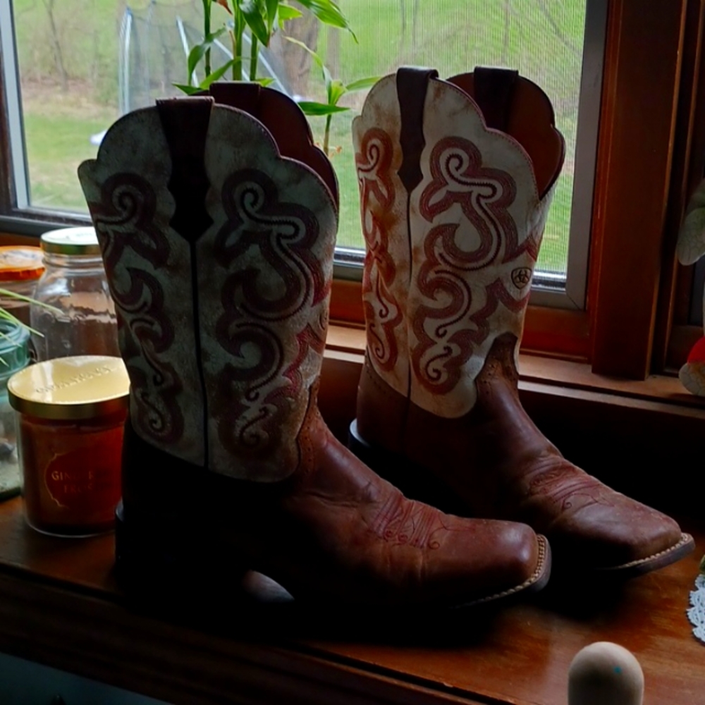 Ariat women's QuickDraw cowboy boots. White and brown.
